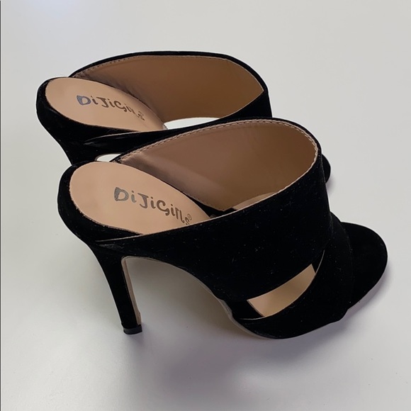 Black Heels - Picture 4 of 4